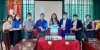 Cán bộ Trung tâm Kiểm nghiệm Bắc Giang trao tặng dung dịch rửa tay khô cho Trường mầm non Dĩnh Kế
