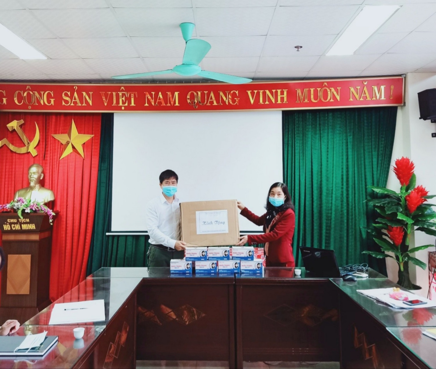 Giám đốc Trung tâm Kiểm nghiệm Bắc Giang phát khẩu trang y tế cho khoa, phòng Trung tâm