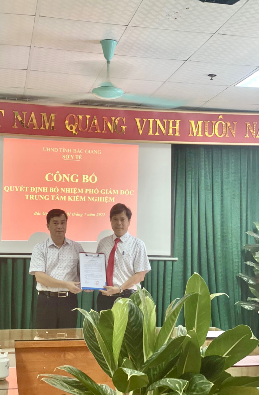 Đồng chí Nguyễn Văn Bình, Phó Giám đốc Sở Y tế trao quyết định bổ nhiệm Phó Giám đốc Trung tâm Kiểm nghiệm Bắc Giang cho ông Nguyễn Xuân Linh