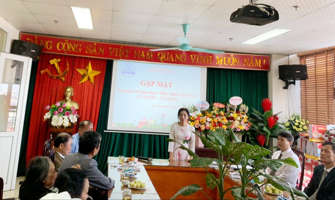 Giám đốc Trung tâm Bà Đoàn Thị Kim Ưng phát biểu tại buổi gặp mặt